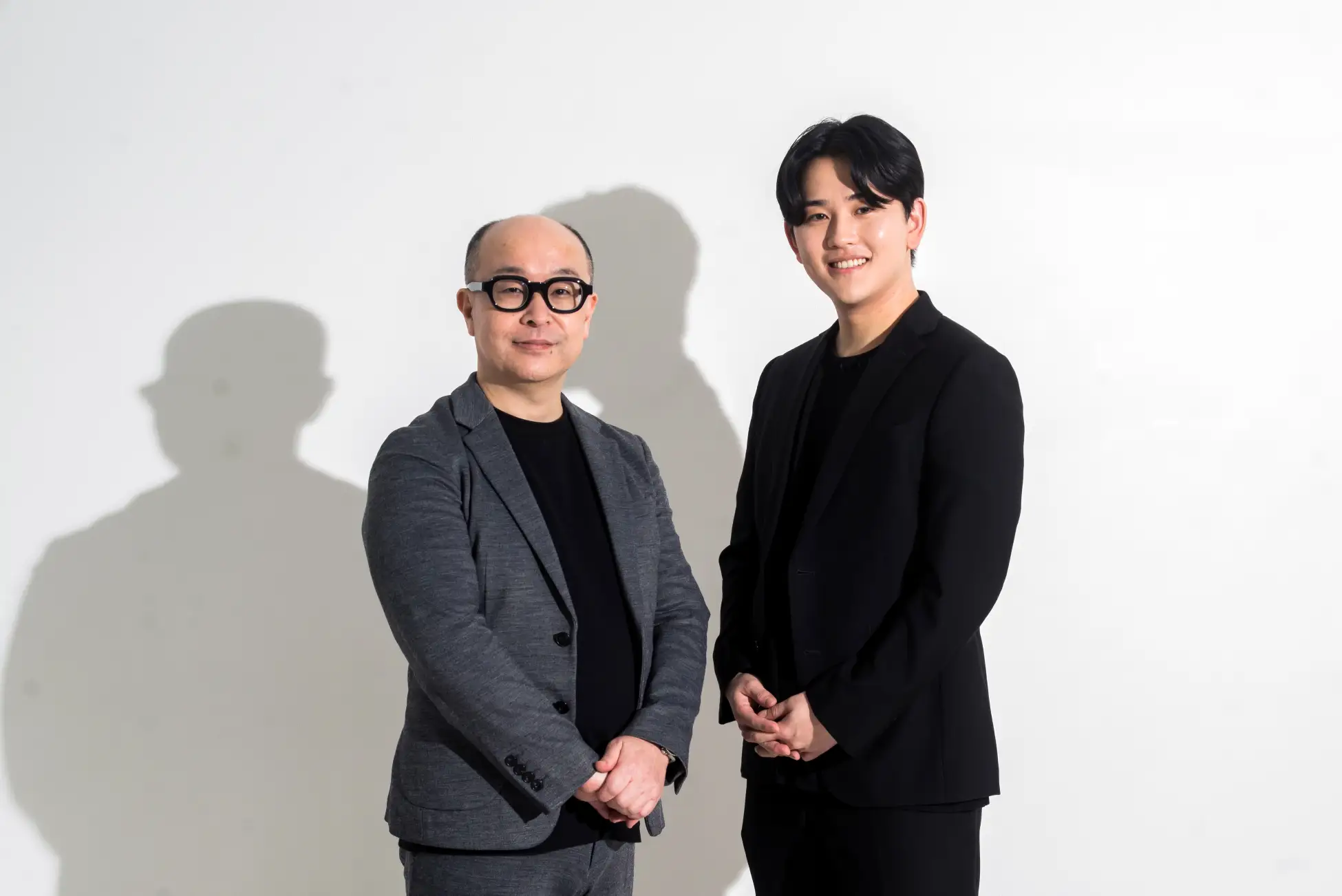 【左】ポールトゥウィン株式会社 Vice President of AI Strategy 兼 先端技術研究室室長 久保 雅之　【右】株式会社2WINS 代表取締役CEO 小川 椋徹"><figcaption>【左】ポールトゥウィン株式会社 Vice President of AI Strategy 兼 先端技術研究室室長 久保 雅之 　【右】株式会社2WINS 代表取締役CEO 小川 椋徹